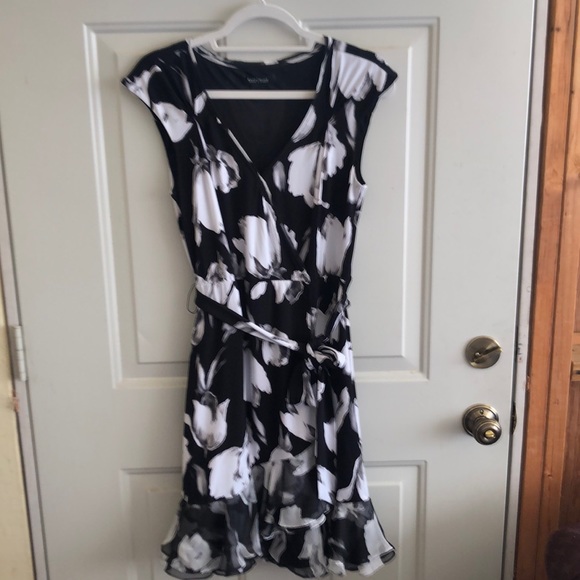 White House Black Market Dresses & Skirts - White House Black Market floral dress